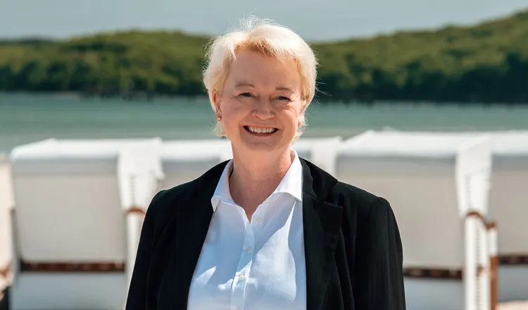 Frau Birte Nagel, Arkona Strandhotel, am Strand von Binz mit Strandkörben und Meerblick