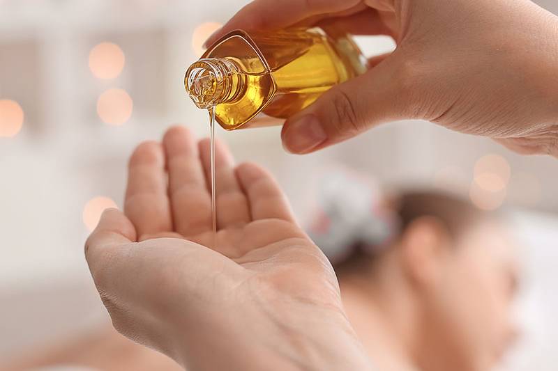 Die Masseurin im Arkona Strandhotel gießt das Aromaöl auf ihre Hand.