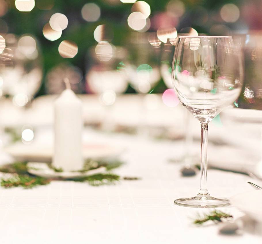 Das köstliche Weihnachtsfestbuffet in weiß im Arkona Strandhotel auf Rügen zur Weihnachtszeit.