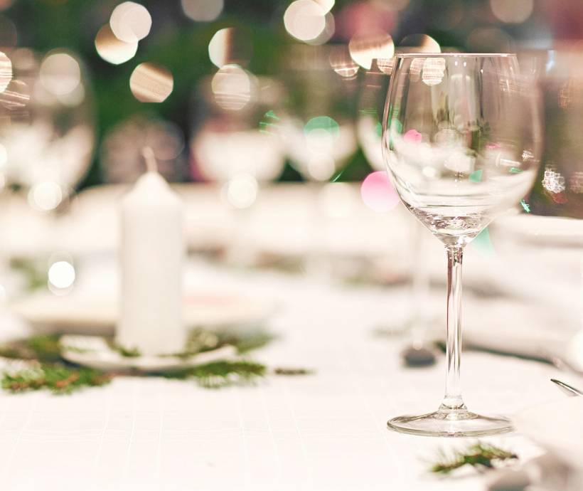 Das köstliche Weihnachtsfestbuffet in weiß im Arkona Strandhotel auf Rügen zur Weihnachtszeit.