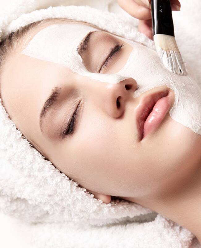 Nahaufnahme der Wimpern einer Frau, die ihre Augen geschlossen hält.