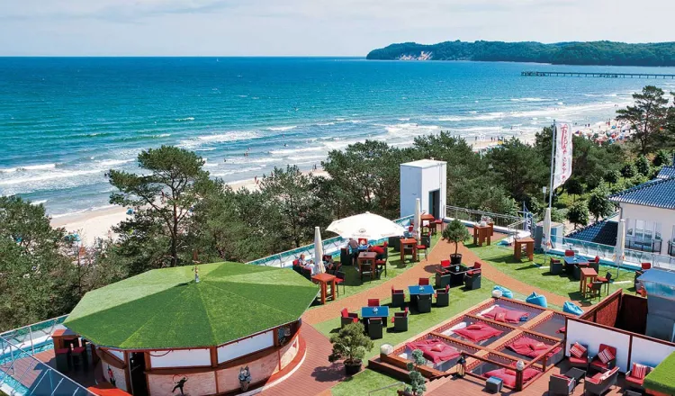 Luftaufnahme der Arkona Skybar für besondere Veranstaltungen mit Meerblick auf dem Dach des Arkona Strandhotels auf Rügen.
