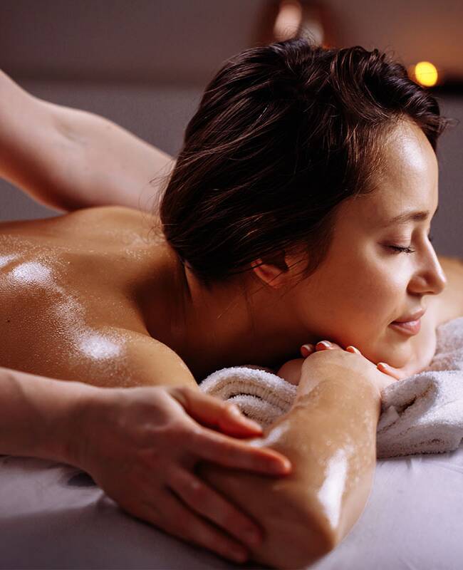 Eine Rückenmassage mit Aromaöl im Arkona Strandhotel lässt den Alltag schnell vergessen.