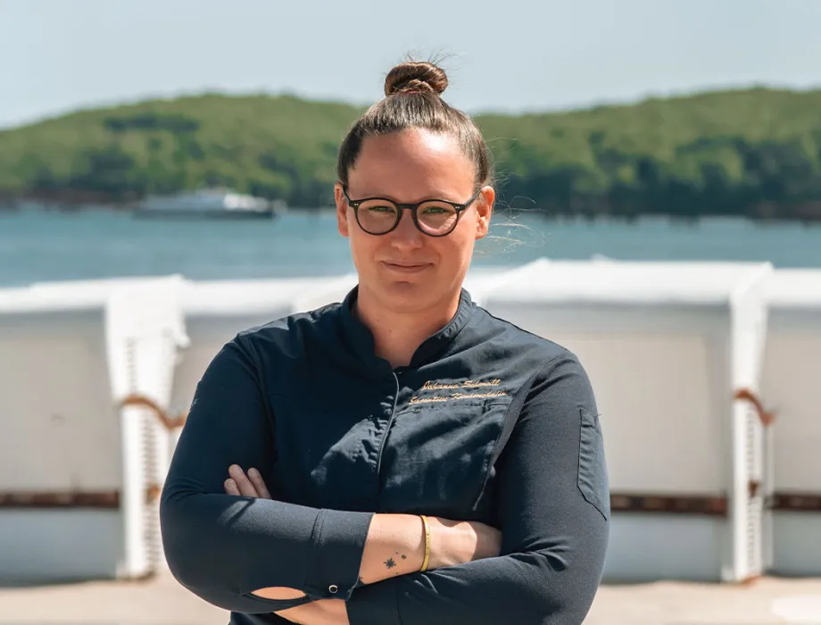 Johanna Schmull, Küchenchefin im Arkona Strandhotel, am Strand von Binz