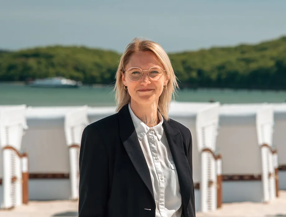 Caroline Schumacher, Personal-Supervisorin im Arkona Strandhotel, am Strand von Binz