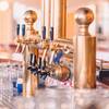 Eine Bar mit einem goldenen Metallhahn und mehreren Gläsern auf der Theke beim Familienurlaub auf Rügen.