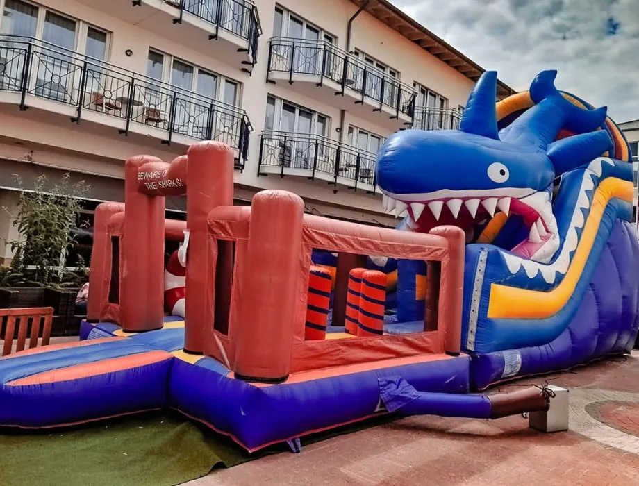 Hai-Hüpfburg beim Arkona Strandhotel für einen Familienurlaub in Binz auf Rügen.