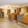 Die Lobby des Arkona Strandhotel mit einer hölzernen eleganten Rezeption