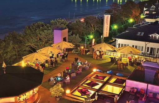 Aufnahme der Arkona Skybar im Arkona Strandhotel auf Rügen aus der Vogelperspektive bei einem exklusiven Event.