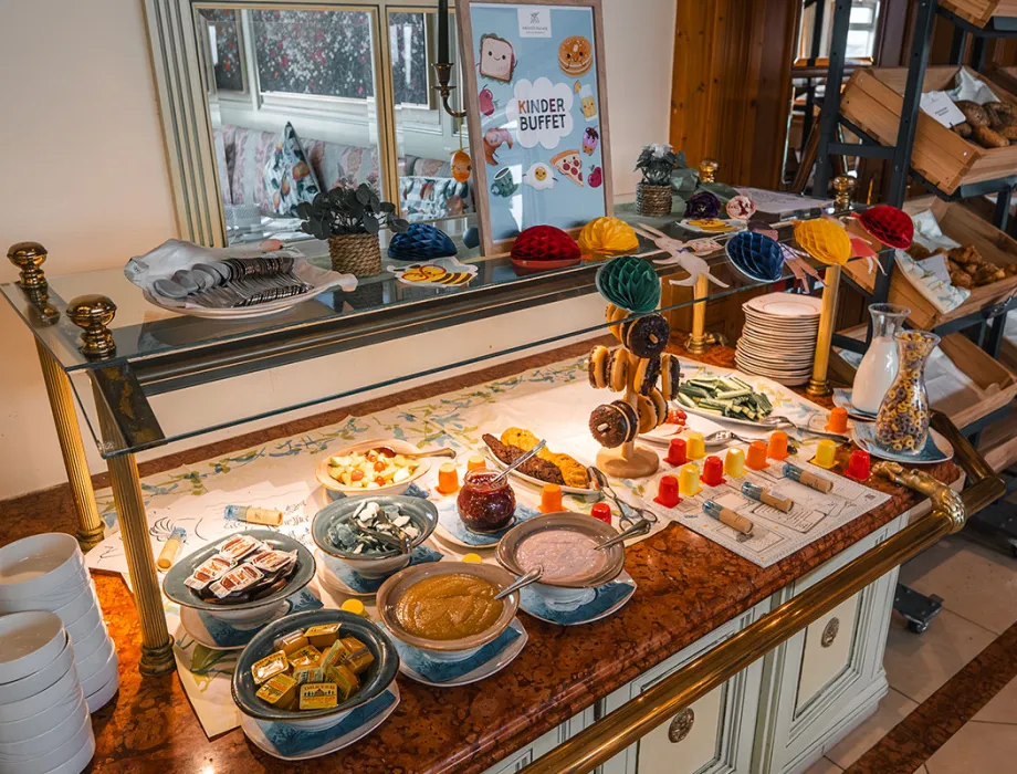 Vielfältiges Buffet für einen Familienurlaub auf Rügen im Arkona Strandhotel mit regionalen und internationalen Speisen