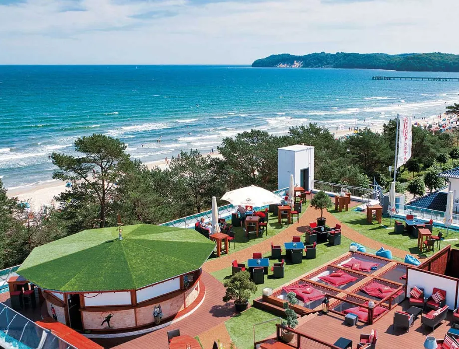 Luftaufnahme der Arkona Skybar für besondere Veranstaltungen mit Meerblick auf dem Dach des Arkona Strandhotels auf Rügen.