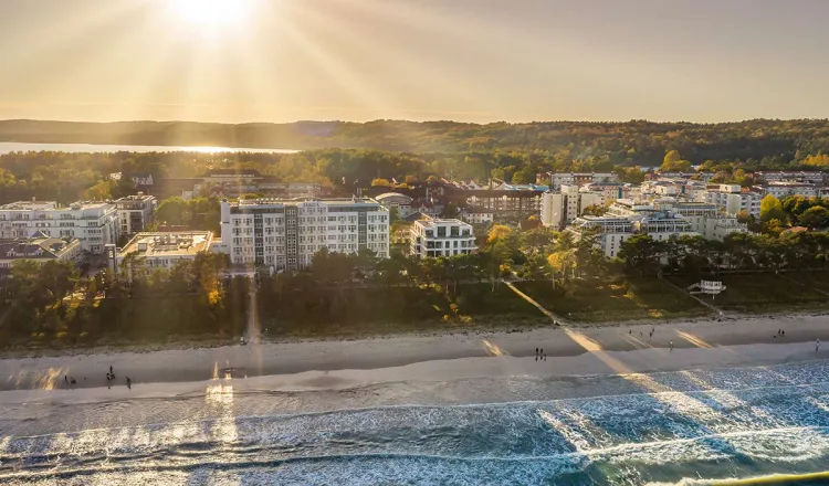 Aerial view of the Arkona Strandhotel in Binz – family-friendly hotel with direct beach access and elegant architecture