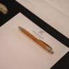 Nahaufnahme eines Stiftes und Papier mit Branding der Private Palace Hotels & Resorts.