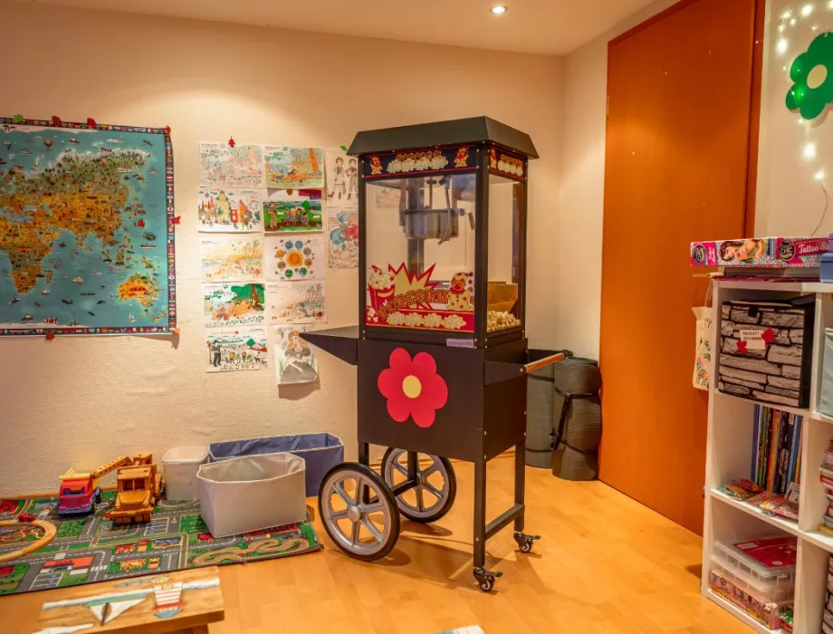 Der Kidsclub im Arkona Strandhotel beim Familienurlaub auf Rügen mit Popcornmaschine, Spielteppich, Bastelmöglichkeiten und mehr.