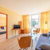 Die Suite mit Stadtblick bietet vielfältigen Komfort für einen angenehmen Ostseeurlaub.