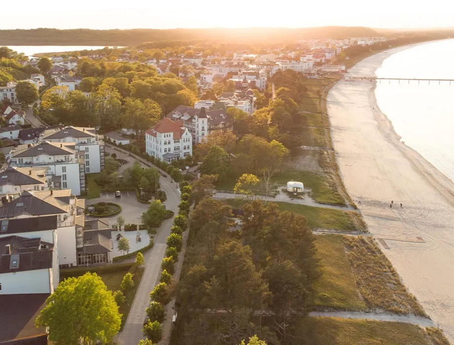 Luftaufnahme der Binzer Strandpromenade bei Sonnenschein – Engagement für Nachhaltigkeit an der Ostsee