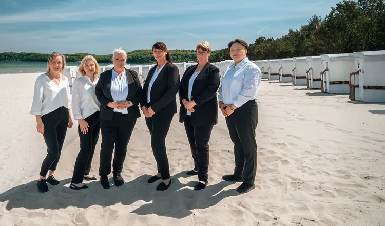 Housekeeping-Team des Arkona Strandhotels am Strand von Binz bei Sommerwetter