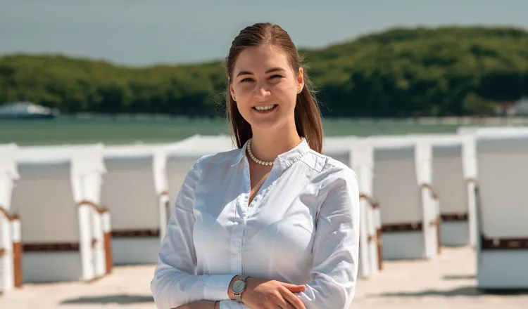 Varvara Matatzova, F&B Managerin im Arkona Strandhotel, lächelnd am Strand von Binz