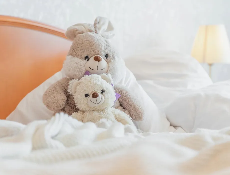 Die Kuscheltiere eines jungen Hotelgastes bei enem Familienurlaub auf Rügen genießen den Komfort des Zustellbettes im Familienzimmer.