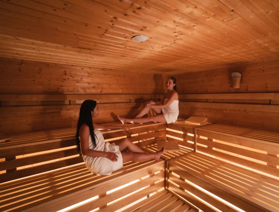 Zwei Frauen in der finnischen Sauna im Arkona Strandhotel Binz.