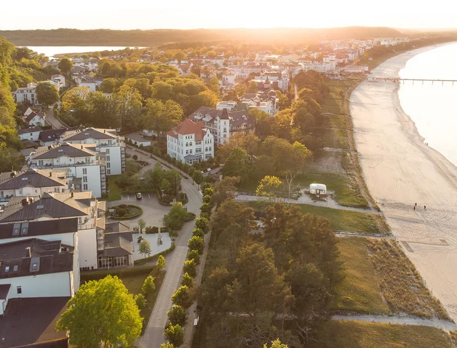 Luftaufnahme vom Binzer Strand bei Sonnenuntergang – Arkona Strandhotel setzt auf energiesparende Technologien wie LED und PV