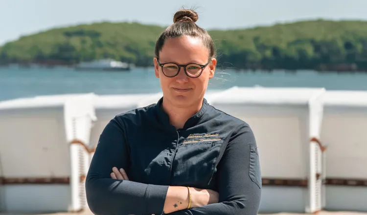 Johanna Schmull, Küchenchefin im Arkona Strandhotel, am Strand von Binz
