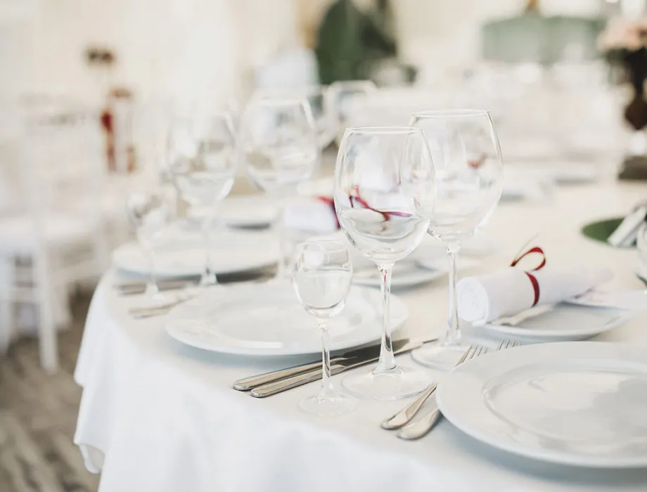 An elegantly laid white table at a banquet in the Arkona Strandhotel in Binz on the island of Rügen.