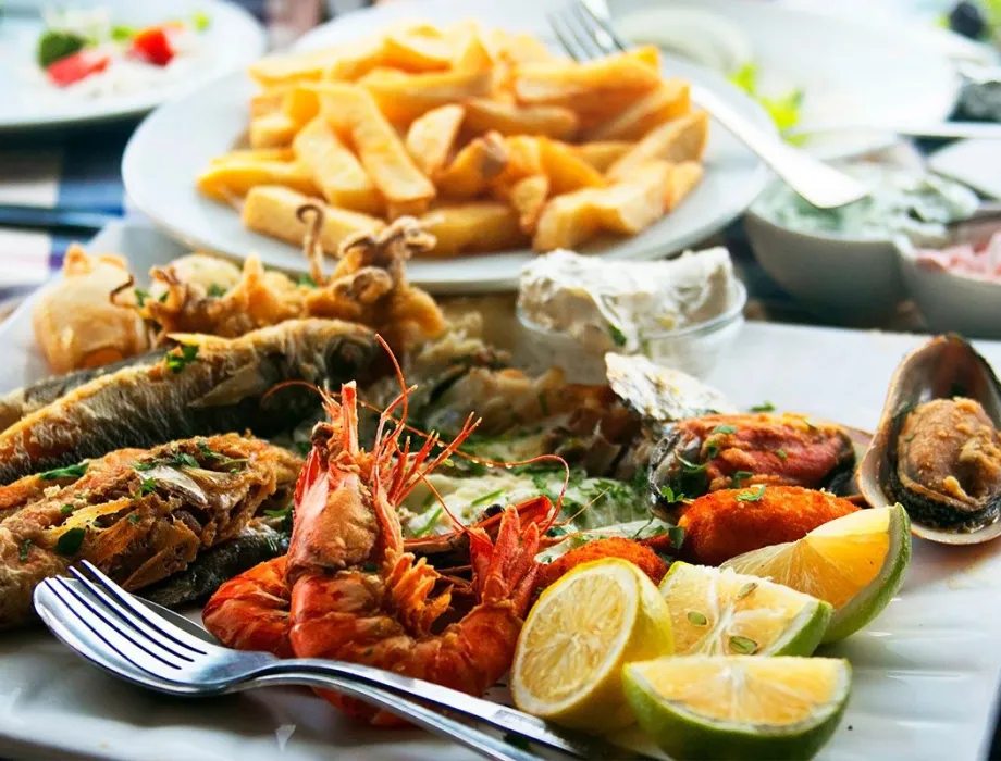 Delicious fish specialties from the Bootshaus Binz restaurant on the Baltic Sea on a plate.