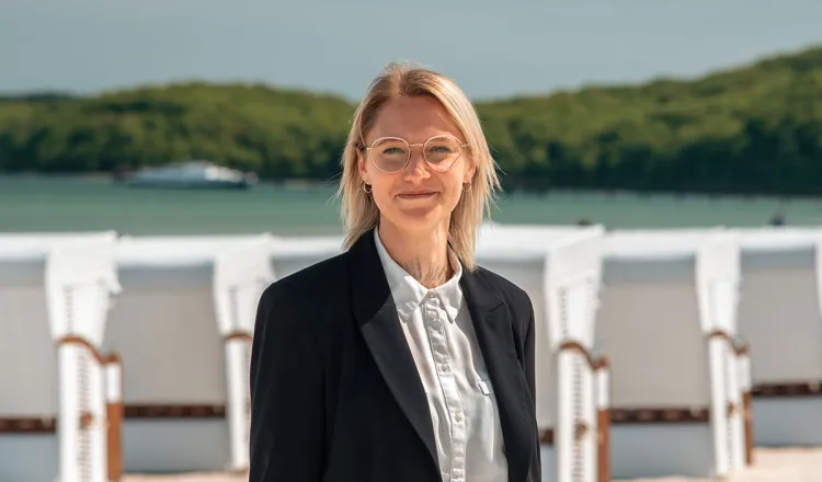 Caroline Schumacher, Personal-Supervisorin im Arkona Strandhotel, am Strand von Binz