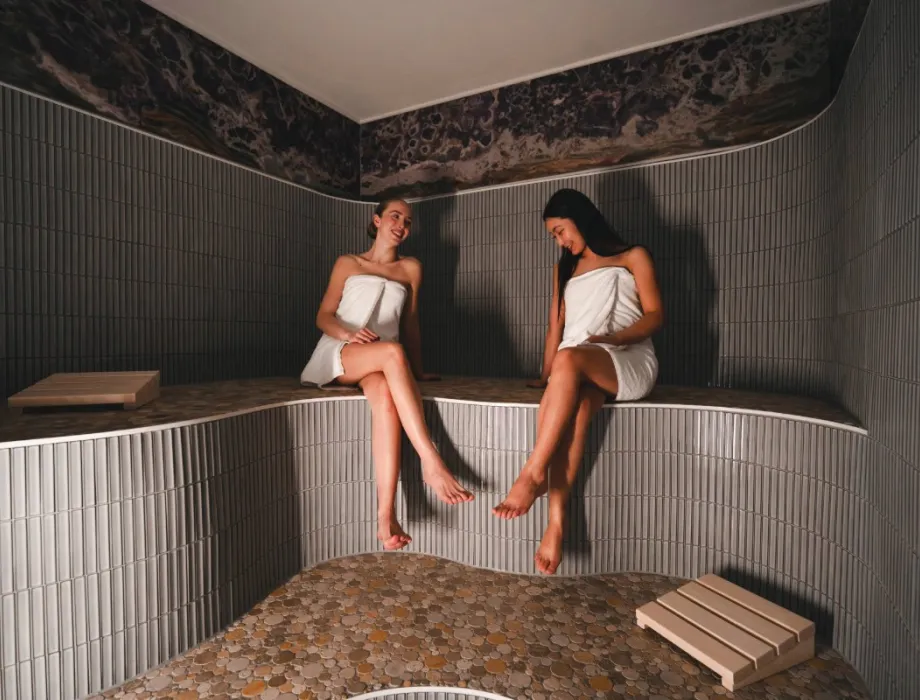 Zwei Damen entspannen im Laconium des Arkona Strandhotels Binz auf Rügen mit ruhiger Atmosphäre und sanfter Wärme