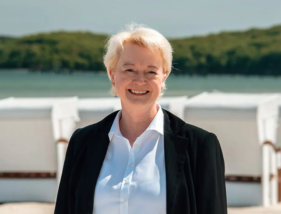 Frau Birte Nagel, Arkona Strandhotel, am Strand von Binz mit Strandkörben und Meerblick