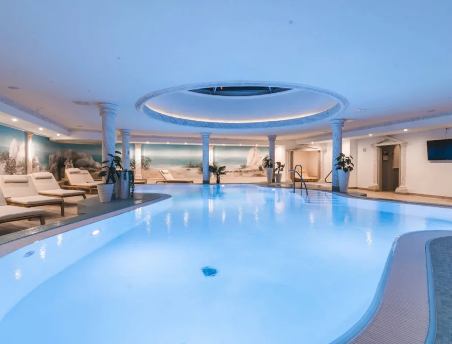 Innenpool im Arkona Strandhotel Binz auf Rügen mit Liegen, Säulen und ruhiger Atmosphäre für entspannte Stunden