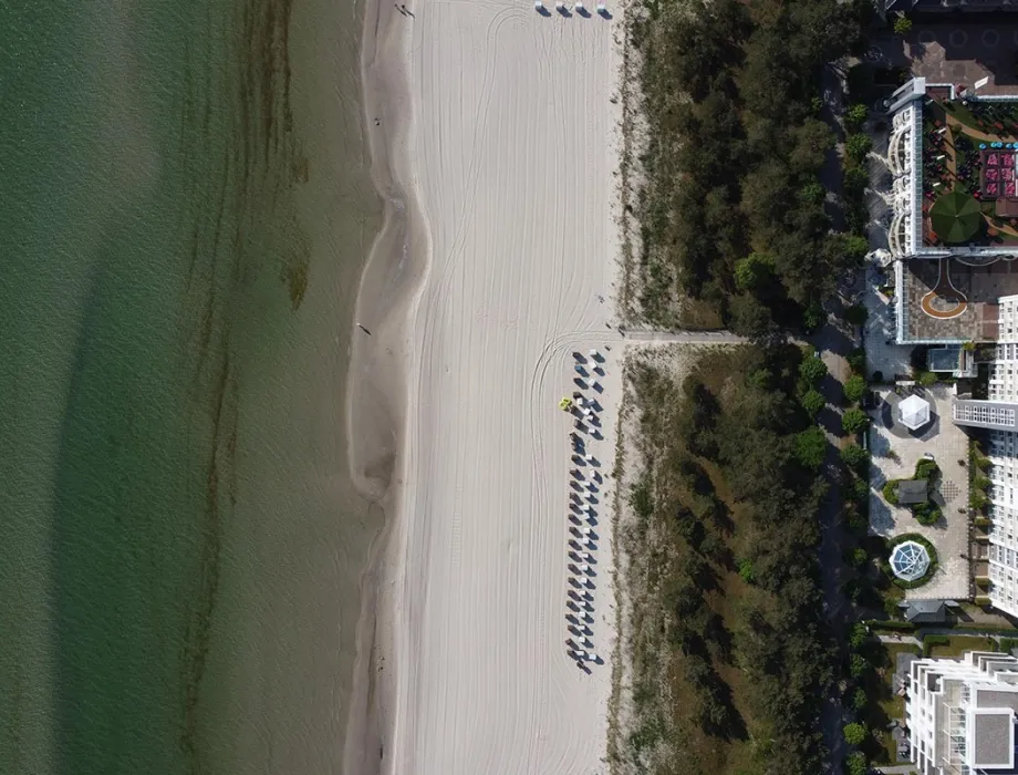 Luftaufnahme vom Strandaufgang am Arkona Strandhotel in Binz – Hotel setzt auf wassersparende Systeme und Bewusstseinsbildung bei Gästen