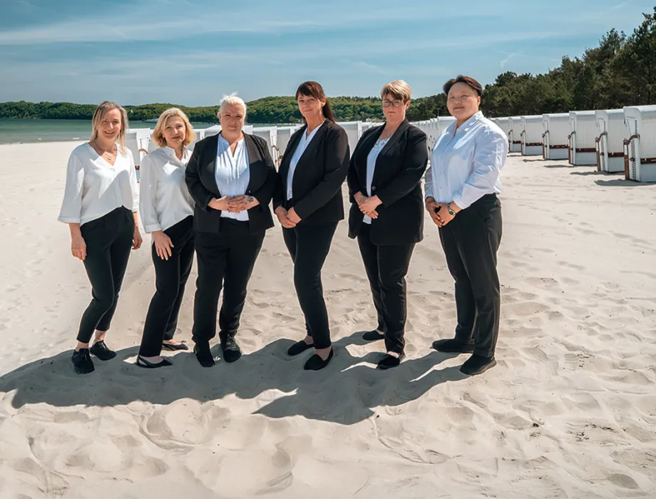Housekeeping-Team des Arkona Strandhotels am Strand von Binz bei Sommerwetter