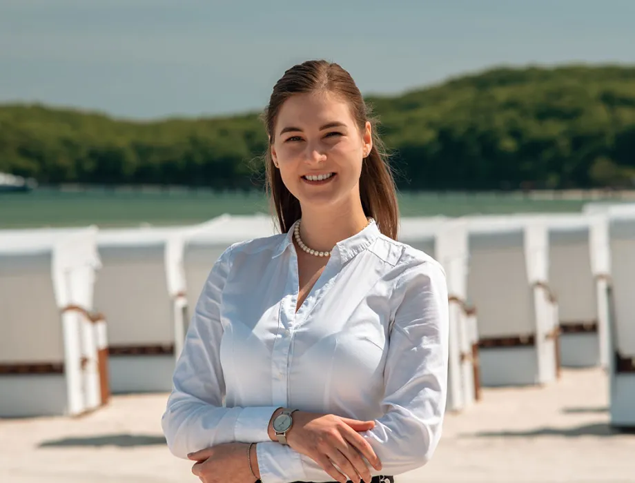 Varvara Matatzova, F&B Managerin im Arkona Strandhotel, lächelnd am Strand von Binz
