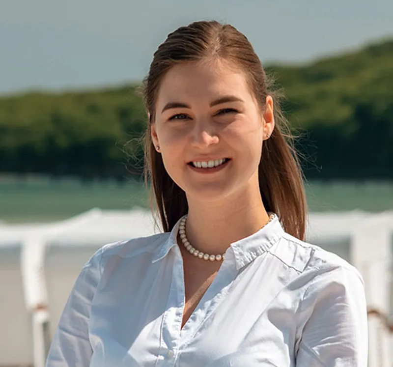 Varvara Matatzova, F&B Operations Managerin im Rugard Thermal Strandhotel am Strand von Binz.