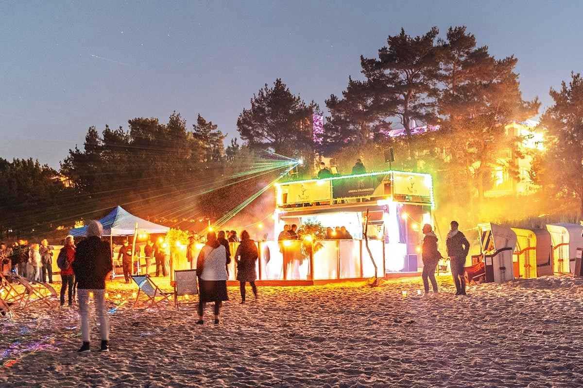 Bei der Saisoneröffnungsparty in der Düne 31 am Strand von Binz gibt es DJs, eine spektakuläre Lichtshow und erfrischende Drinks.