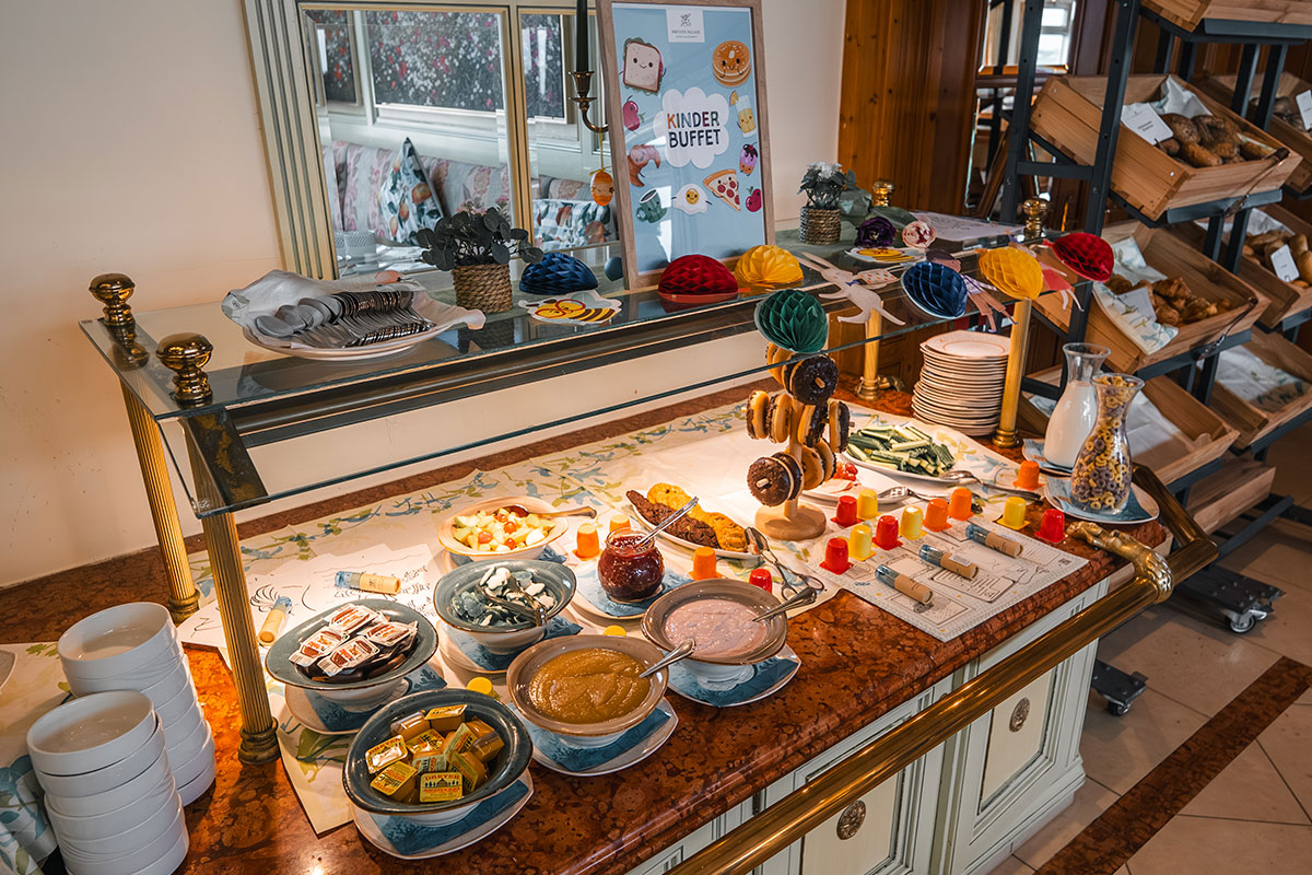 Vielfältiges Buffet im Arkona Strandhotel mit regionalen und internationalen Speisen