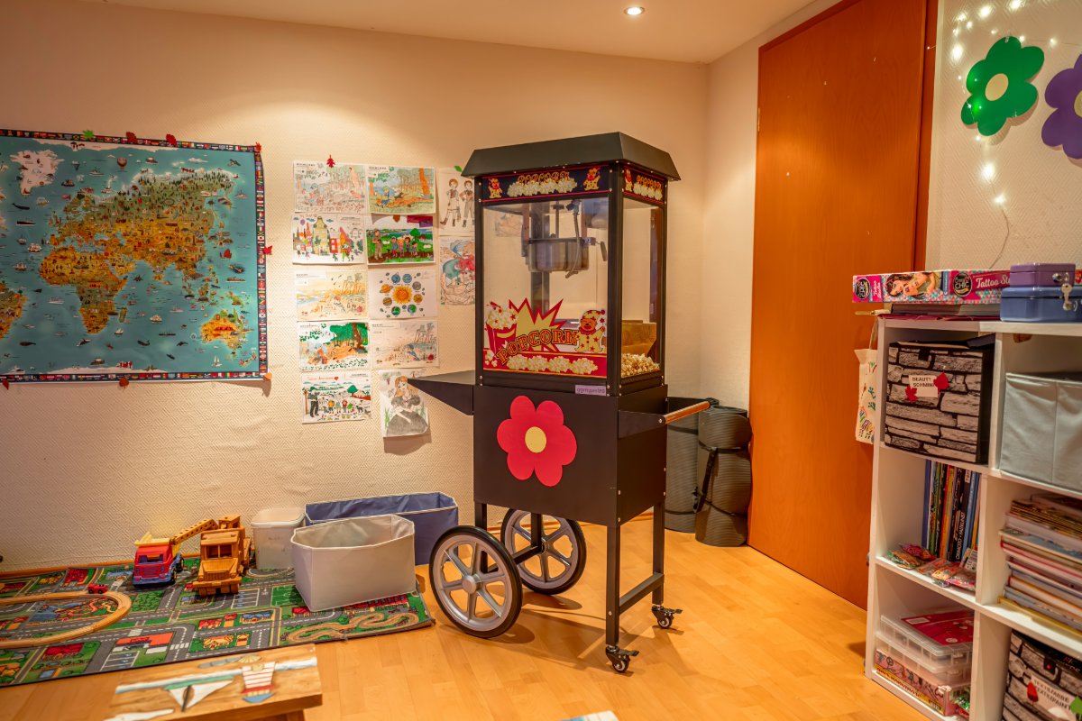 Der Kidsclub im Arkona Strandhotel auf Rügen mit Popcornmaschine, Spielteppich, Bastelmöglichkeiten und mehr.