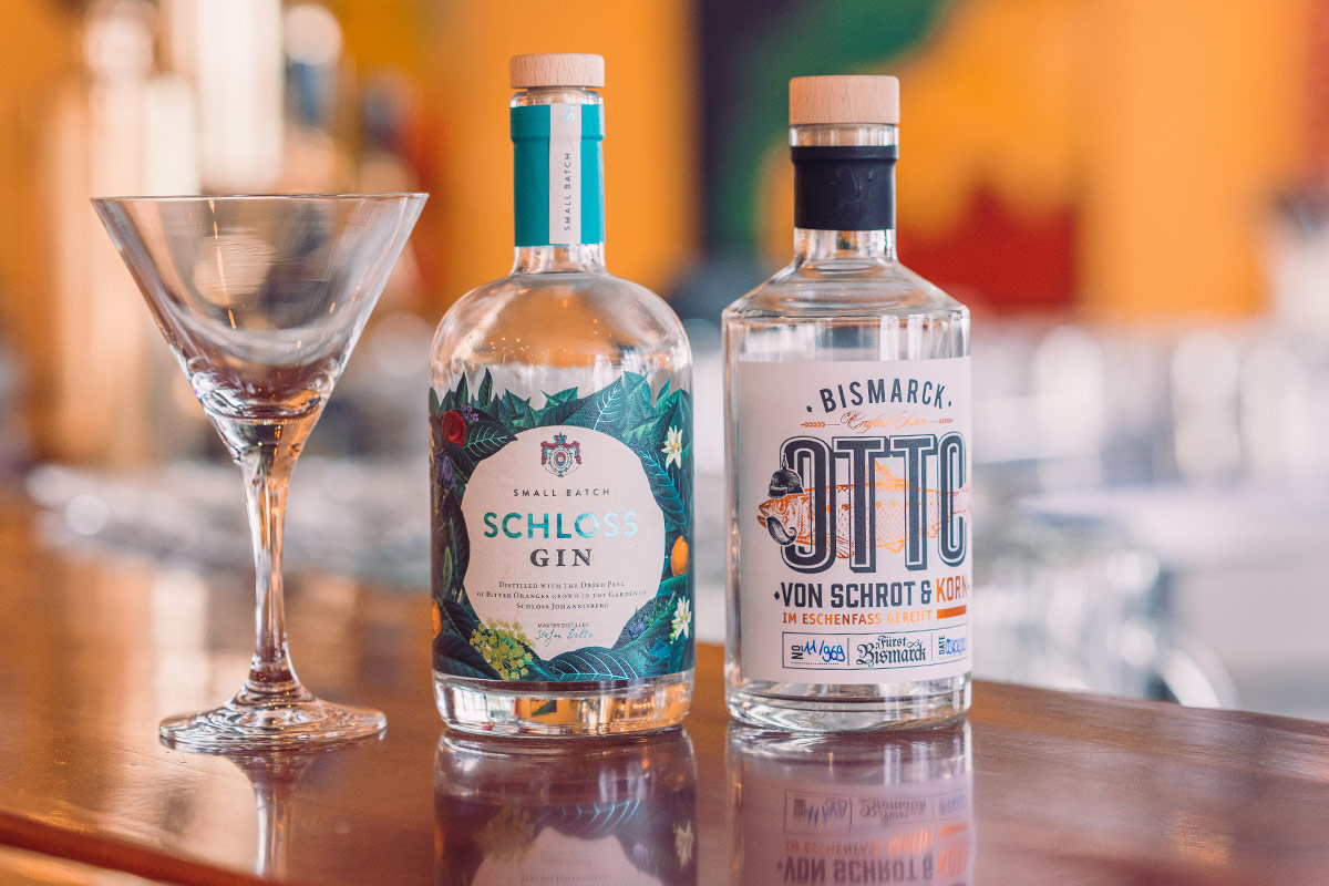 Zwei Gin Flaschen mit einem Glas auf dem Bartresen von der Arkona Bar auf Rügen.