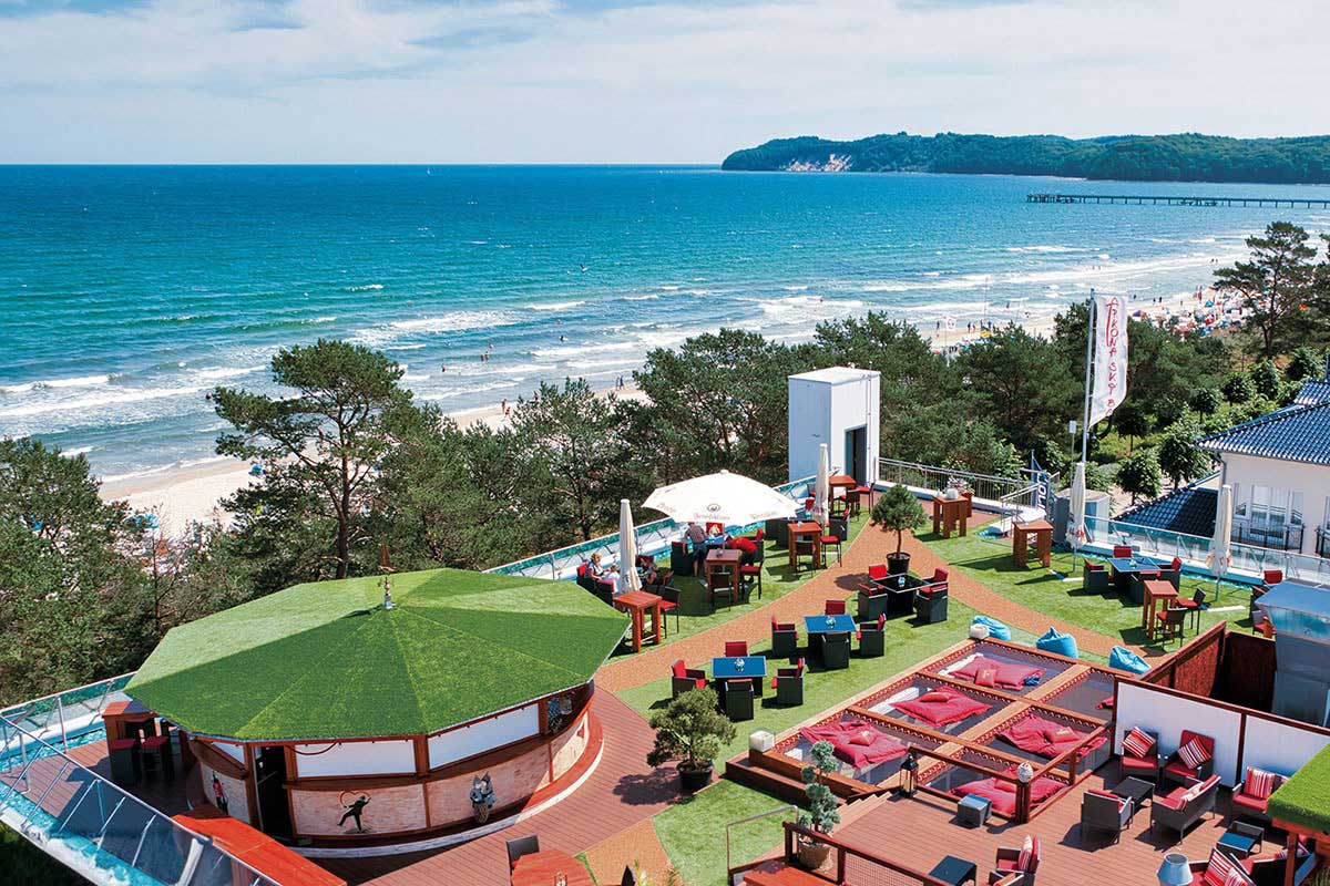 Luftaufnahme der Arkona Skybar für besondere Veranstaltungen mit Meerblick auf dem Dach des Arkona Strandhotels auf Rügen.