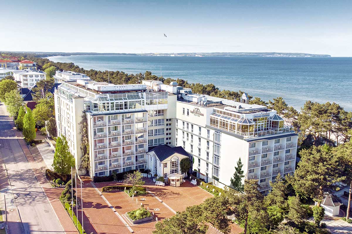 Luftaufnahme des Rugard Strandhotels in Binz – exklusives Wellnesshotel mit Panoramablick über die Binzer Bucht