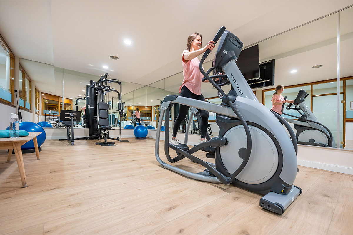 Teilübersicht des Fitnessraums im Arkona Strandhotel in Binz auf Rügen perfekt für einen Aktivurlaub mit modernen Geräten.