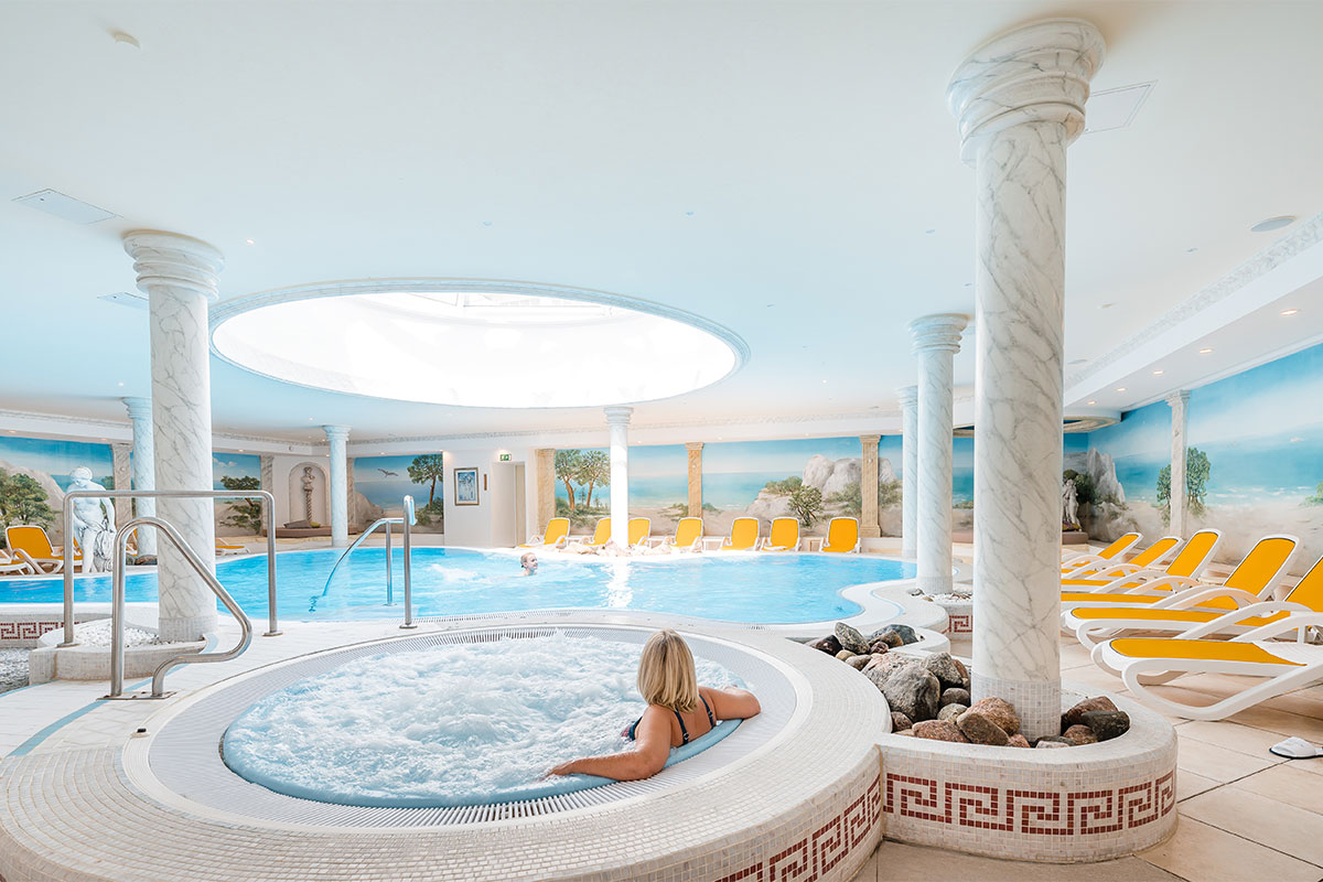 Poolbereich des Arkona Strandhotels in Binz auf Rügen ideal für Wassergymnastik im Aktivurlaub auf Rügen.