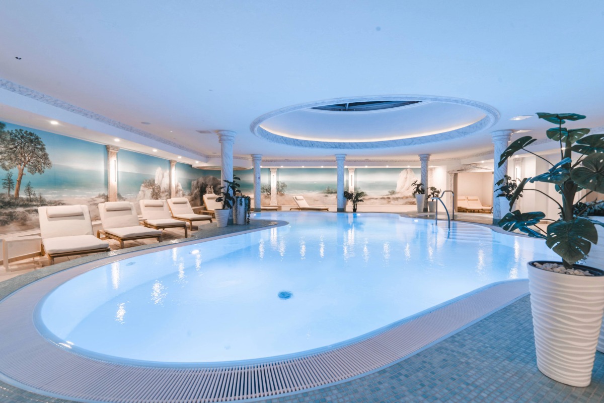 Large indoor pool at Arkona Strandhotel Binz on Rügen with loungers, columns and a bright wellness area
