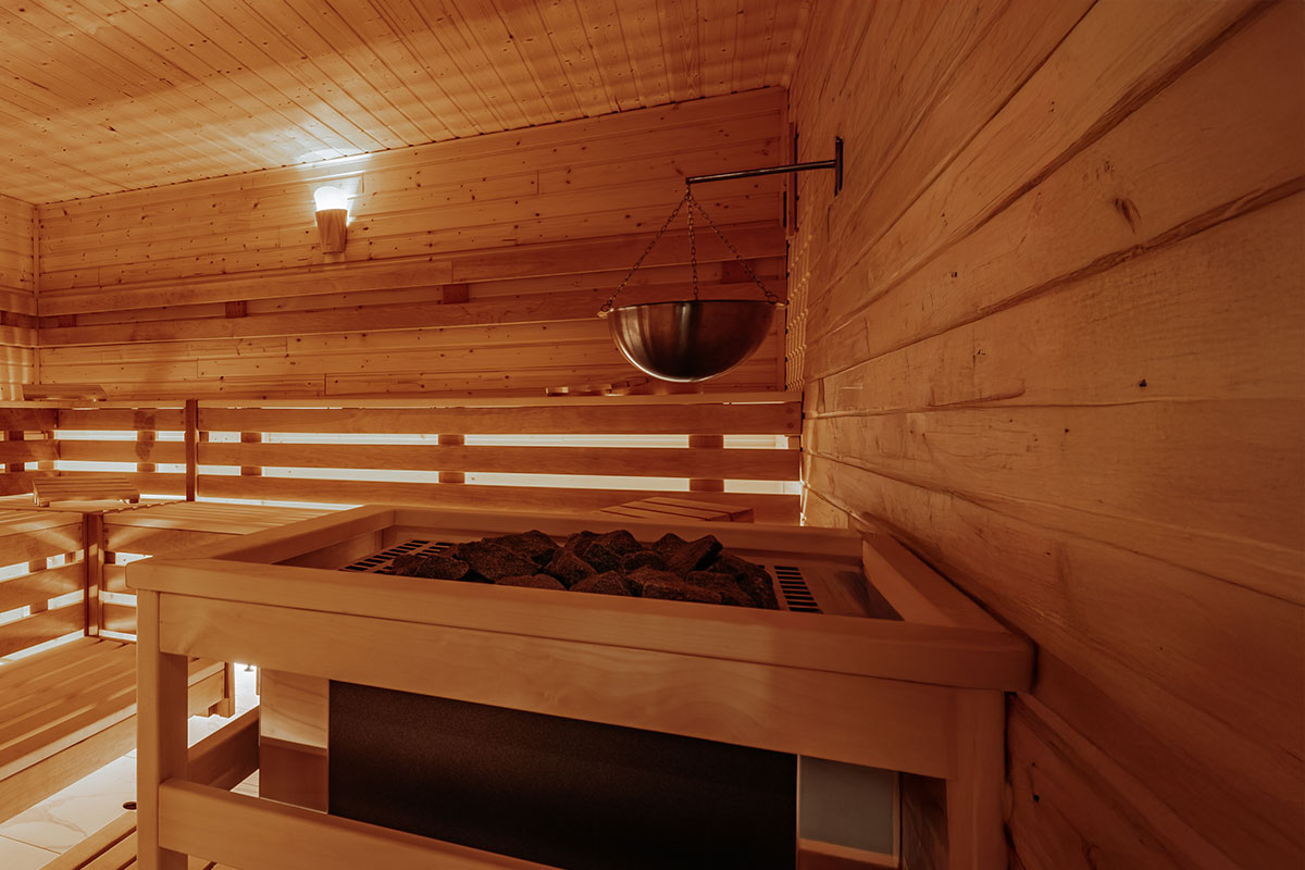 Sauna mit hängendem Kräuterbehälter im Arkona Strandhotel Binz.