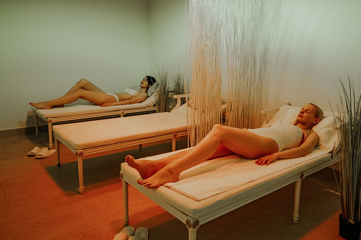 Zwei Frauen entspannen im Silencium-Ruheraum des Arkona Strandhotels.