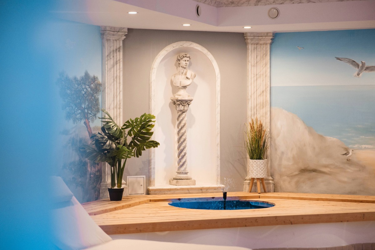 Decorative wellness area at Arkona Strandhotel Binz on Rügen with columns, sculpture and wall artwork near the pool