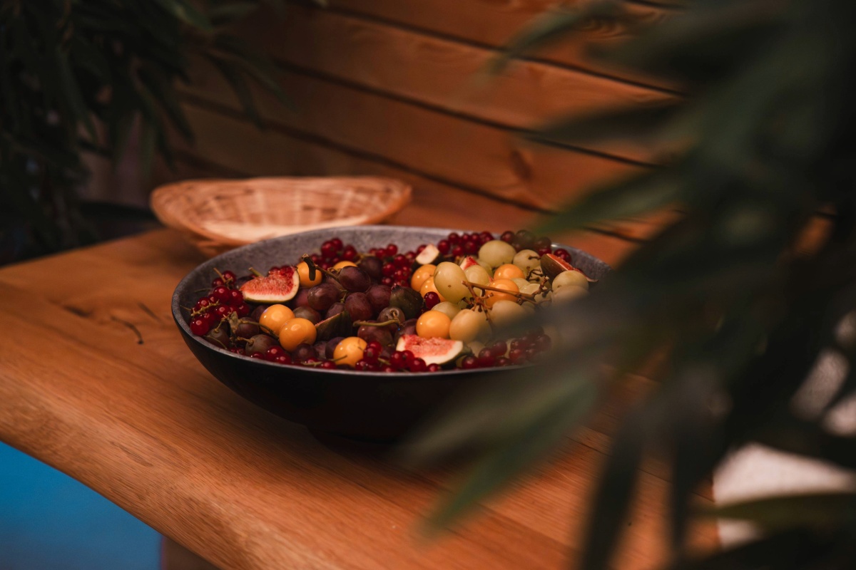 Bowl with fresh fruit in the wellness area at Arkona Strandhotel Binz on Rügen placed on a wooden table