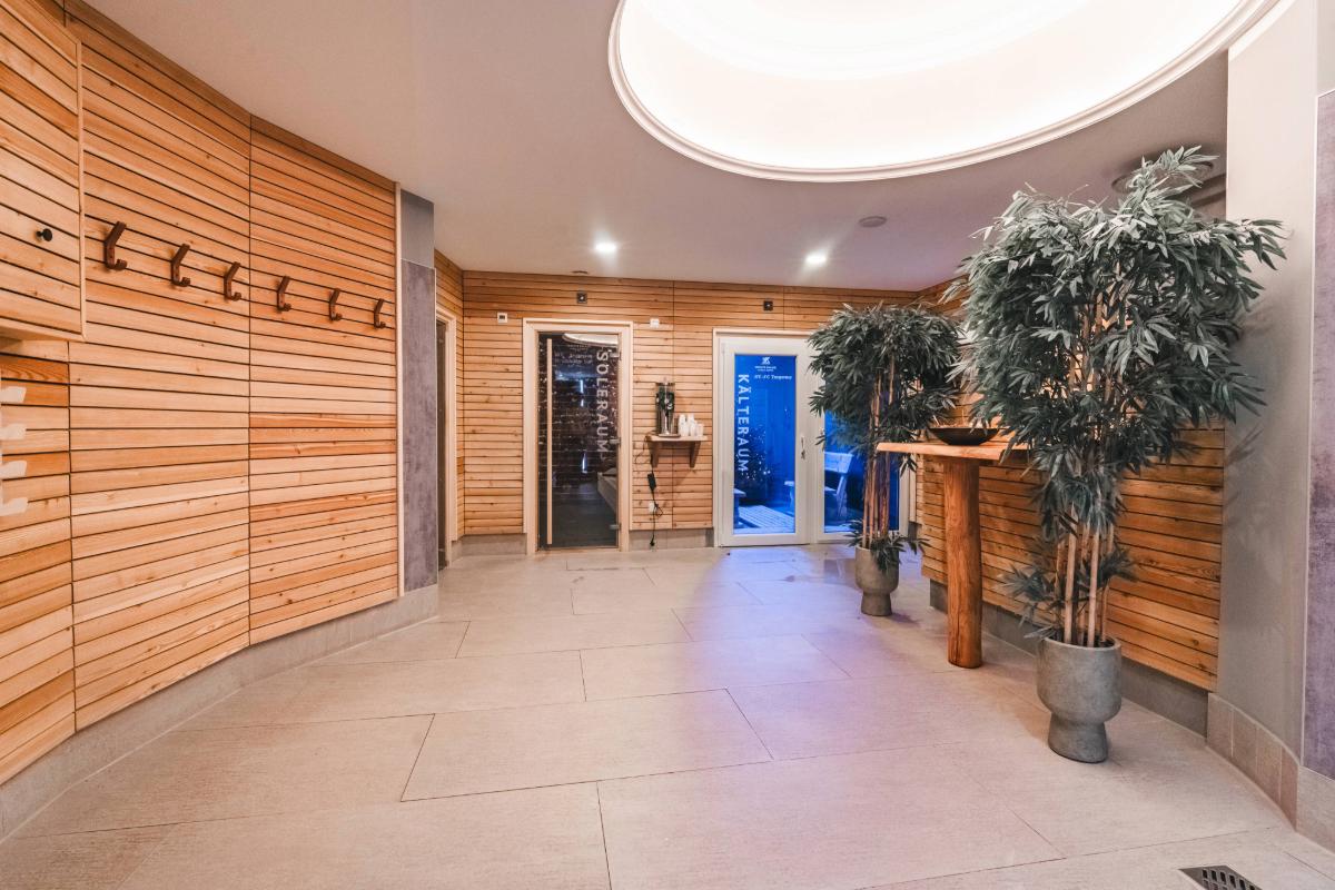 Sauna area at Arkona Strandhotel Binz on Rügen with wooden walls and access to sauna and cold room